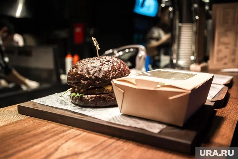 Гостей из Германии не пустили в бургерную без QR-кода о вакцинации российским препаратом