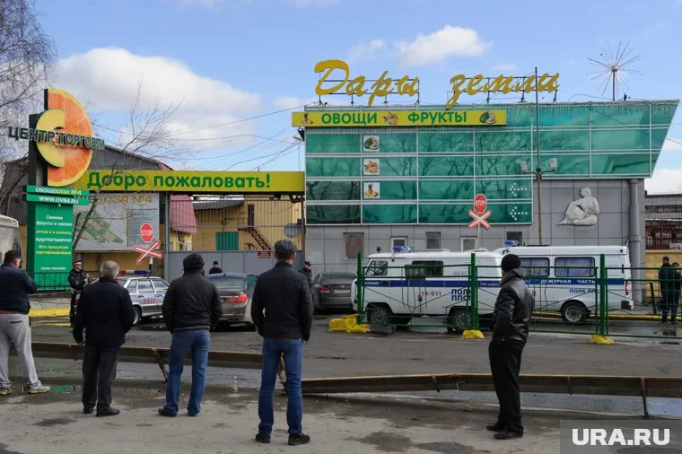 Из-за екатеринбургской овощебазы (на фото) убивали людей, в Челябинске начали захват с малого — с уличной торговли