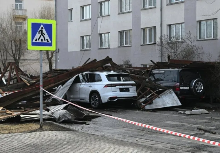 Мощный ураган сдувает крыши