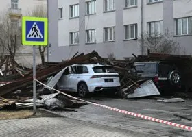 Женщину сдуло с балкона ураганом в Красноярске