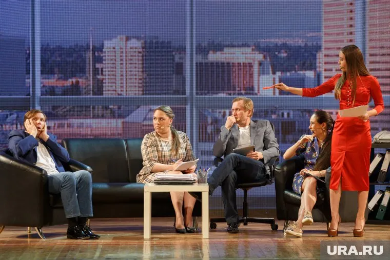 Опыт общения со СМИ актеры воплотили в пародийный номер