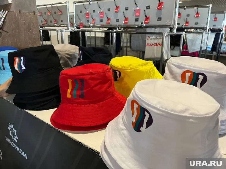 На «Иннопром» продается мерч с символикой города