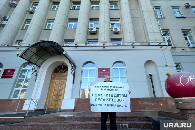 Председатель родительского комитета Юрий Леонов устроил пикет у здания правительства из-за новой школы