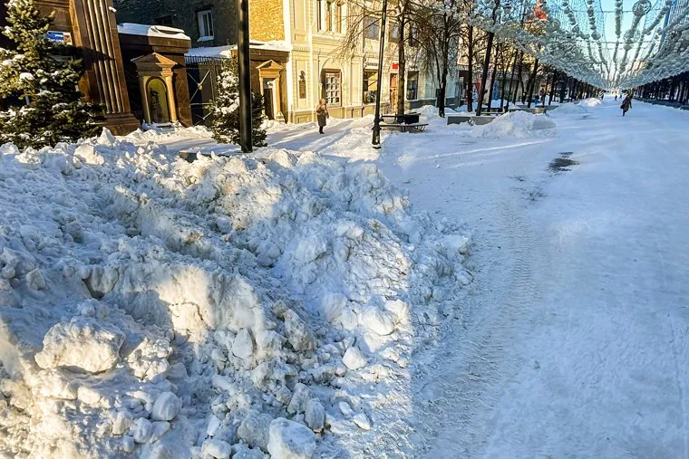 Сугробы на Кировке. Челябинск