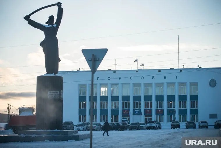 Жители Кушвы вышли на центральную площадь к зданию администрации (архивное фото)