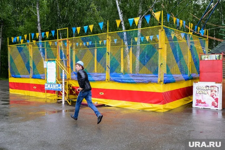Ребенок прыгнул в яму с поролоновыми кубиками