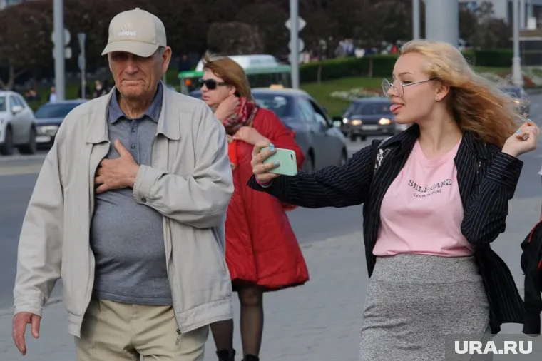 Из-за неудобной позы во время селфи может защемить позвонки, сказал Сергей Евдокимов