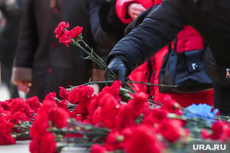 Память героев почтили возложением цветов в Ханты-Мансийске