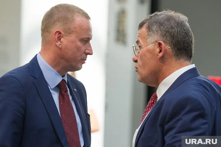 Тунгусов (справа) по спорным вопросам держит нейтралитет, поэтому городским чиновникам приходится привлекать паблик, чтобы защищать свою позицию