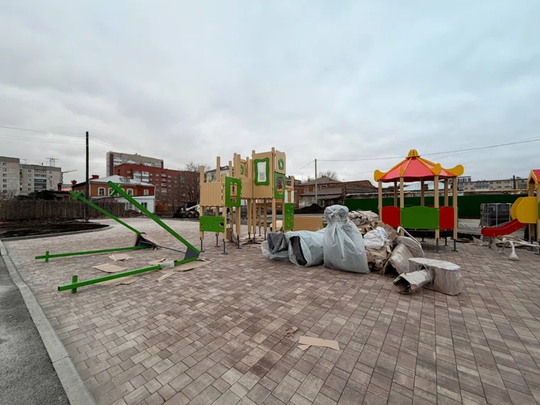 В новом сквере Кургана стартовали работы по установке детской площадки и элементов уличной мебели