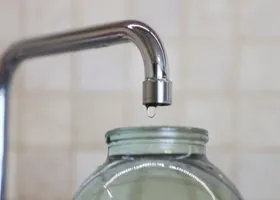 В Кургане временно отключат воду в десятках домов и супермаркетах Заозерного