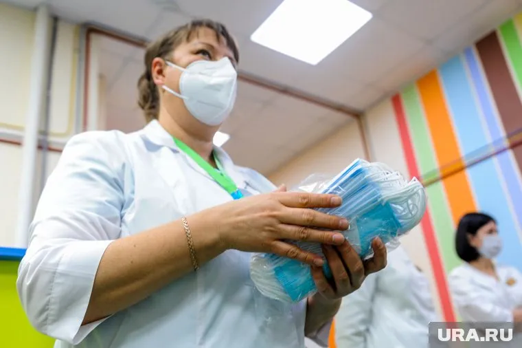 ВОЗ призывает всех продолжать использовать средства индивидуальной защиты