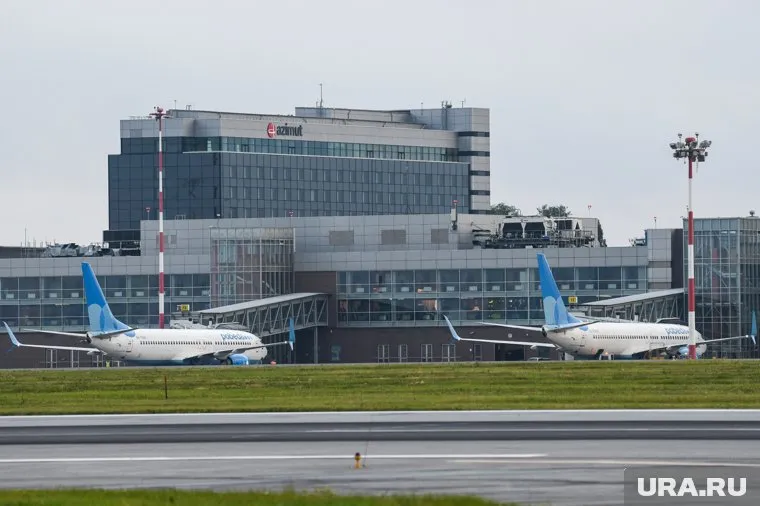 На выходе из зоны прилета пассажиров встретили полиция, скорая помощь и ГБР (архивное фото)