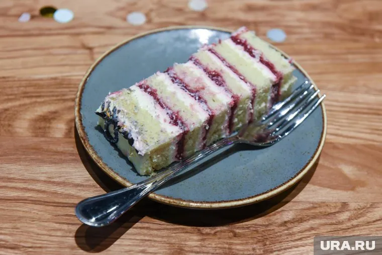 Вместо съедобного декора на торте оказались обычные бусины