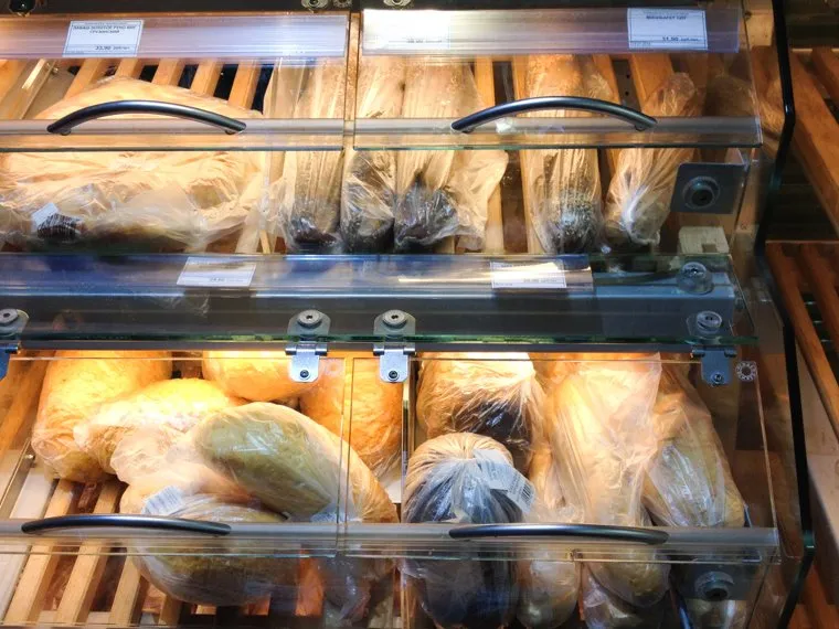 Реклама Здоровая ферма. Магазин. Супермаркет. Продукты. Челябинск., хлеб, витрина, батон