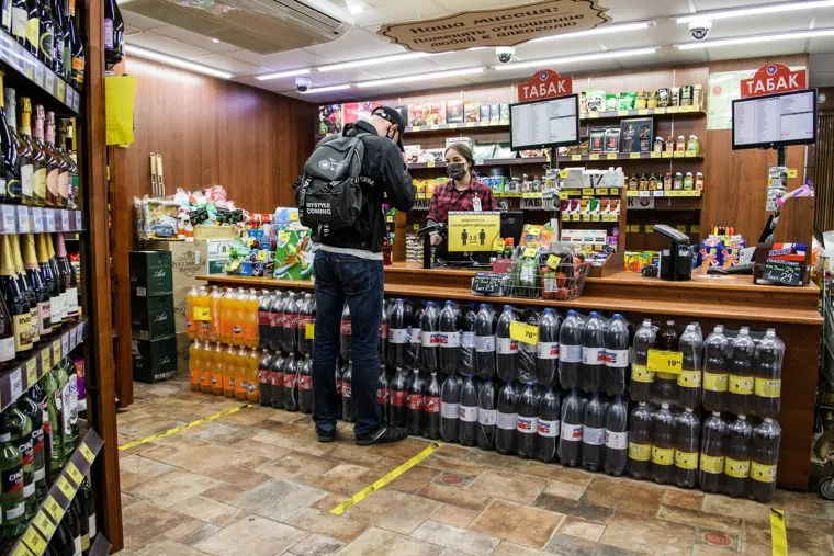 Сотрудник Роспотребнадзора в магазине "Красное и белое". Екатеринбург