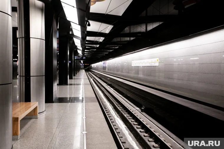 Один из составов застрял между станциями