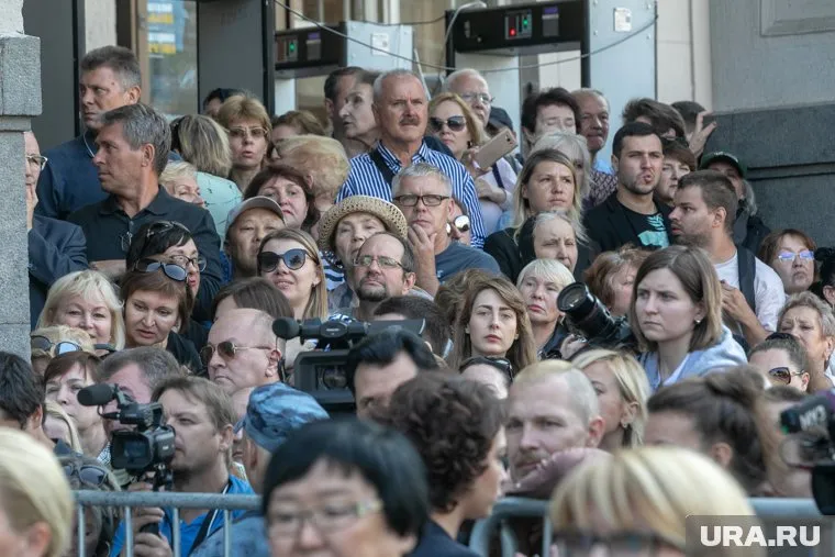 Толпа образовалась из-за перекрытого полицией входа (архивное фото)