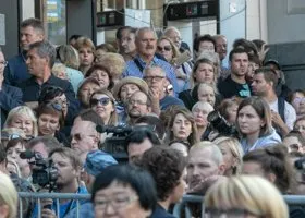 У метро в центре Екатеринбурга возникла давка, стоит полиция