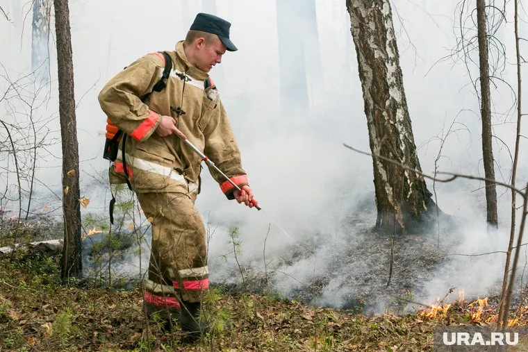 Спасатели МЧС тушат пожар с помощью беспилотников
