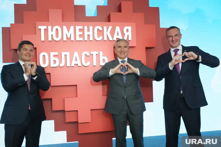 Портрет губернаторов Моора, Кухарука и Артюхова продают на российских маркетплейсах