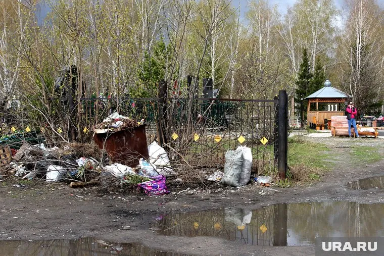 Житель Шадринска пожаловался на завалы мусора на кладбище (архивное фото)