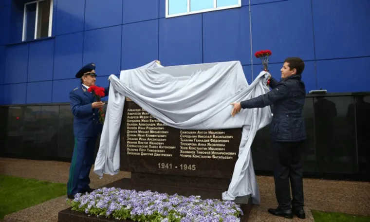 Дмитрий Артюхов вместе с зам генпрокурора РФ Юрием гулягиным открывают стелу героям Великой Отечественной войны. ЯНАО