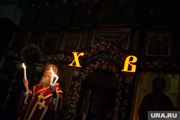 Благодатный огонь зажгут в храмах России