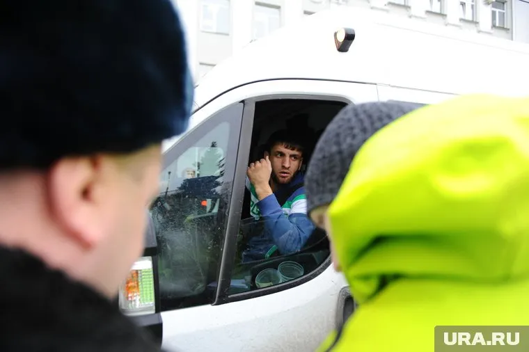 Граждане четырех стран смогут продолжить возить тюменцев в такси и общественном транспорте (архивное фото)