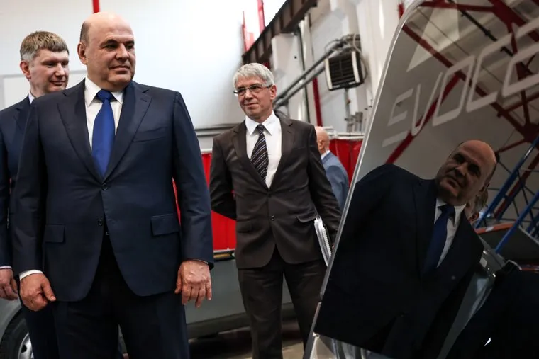 Премьер-министр России Михаил Мишустин во время своего посещения техно-парка "Калибр". Москва