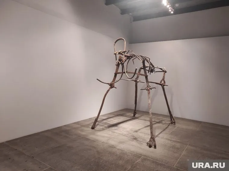 Такой мамонт от Олега Филимонова встречает гостей выставки