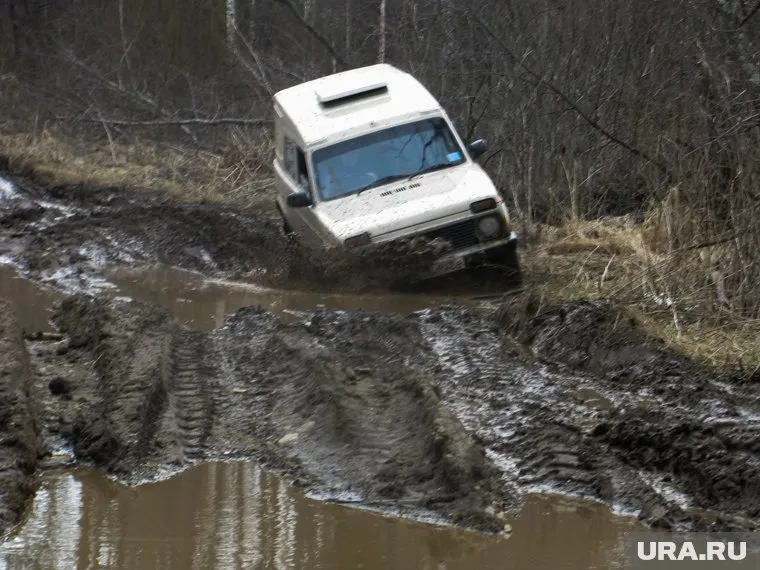 Дорогу местами засыпали щебнем и шлаком, но этого недостаточно