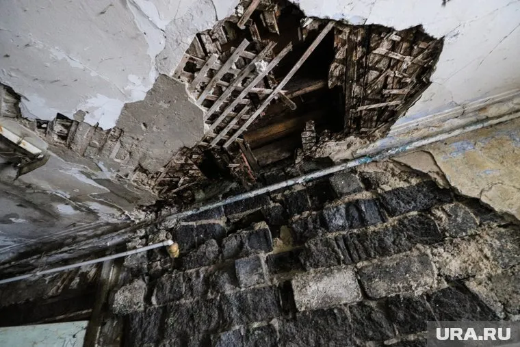 Многодетные семьи годами живут над опасной квартирой