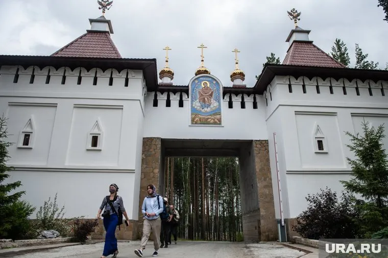 Жизнь обители идет своим чередом, но все «на взводе» из-за скандала