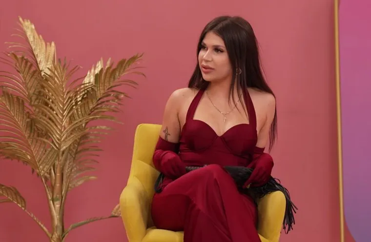 Аника пришла на шоу с коробкой салфеток и плеткой