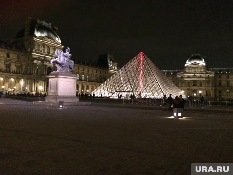 В РФ выложили объявление с продажей украденных украшений из Лурвра