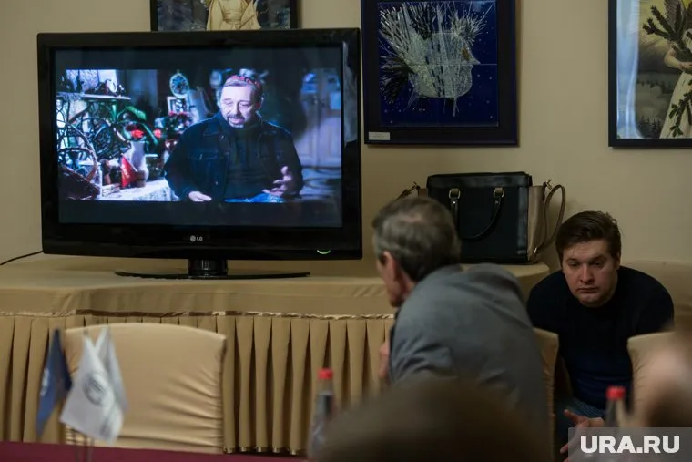 53% опрошенных россиян проводит вечера перед телевизором