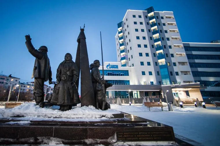 XXII Открытые традиционные соревнования оленеводов на Кубок Губернатора Ямало-Ненецкого автономного округа. Надым, скульптура, здание, газпром добыча надым, знак многолетней дружбы газпрома и населения янао