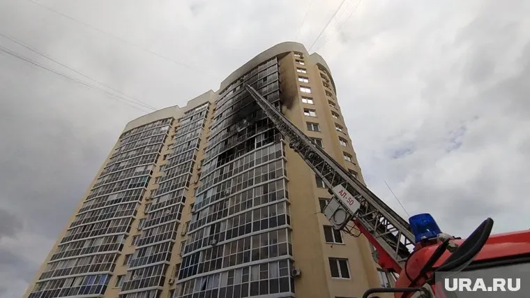 Пожар в Екатеринбурге произошел на восьмом этаже жилого дома на улице Рощинской