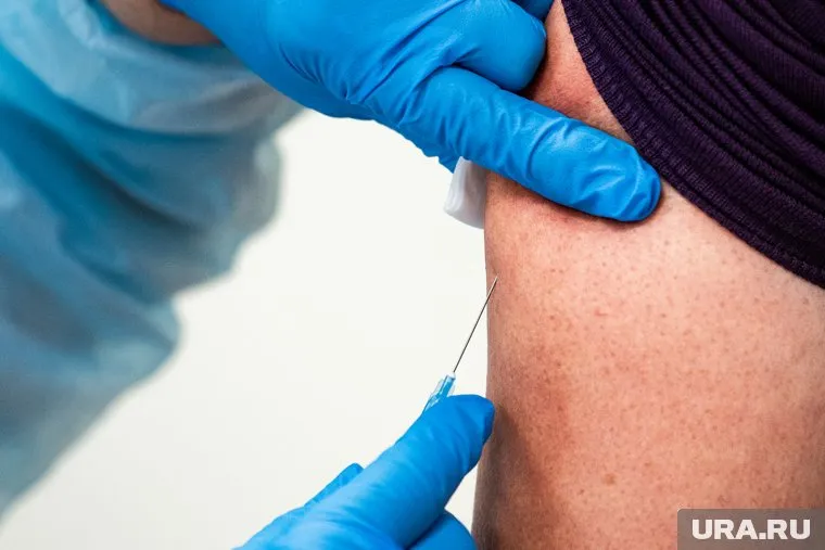 Только 3% опрошенных россиян планируют поставить вакцину, если это будет условием для отдыха на русском курорте