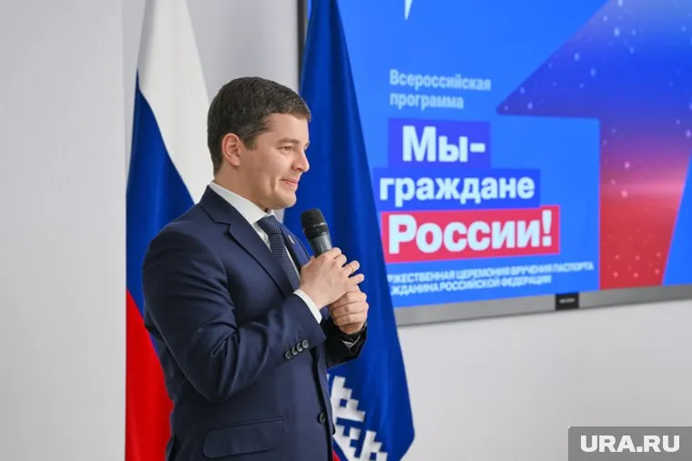 Дмитрий Артюхов передал награды от Путина и вручил награды Ямала жителям