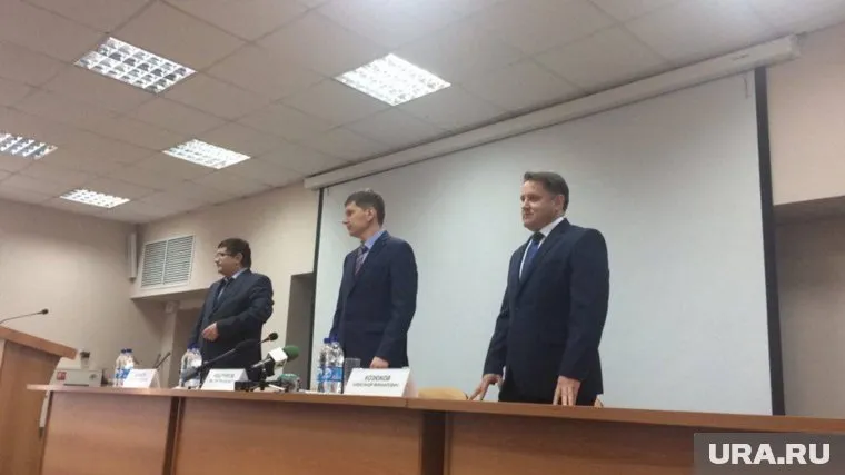 Александр Козюков (справа) знакомится со своей командой