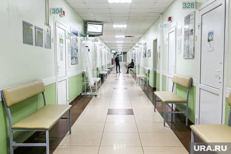 Родственники привезли ребенка в городскую поликлинику №8 Тюмени