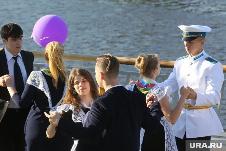 Губернатор ХМАО отменила запрет на очное посещение школьных выпускных