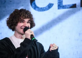 Первый саммит для зумеров-предпринимателей со звездным блогером открылся в «Салюте»