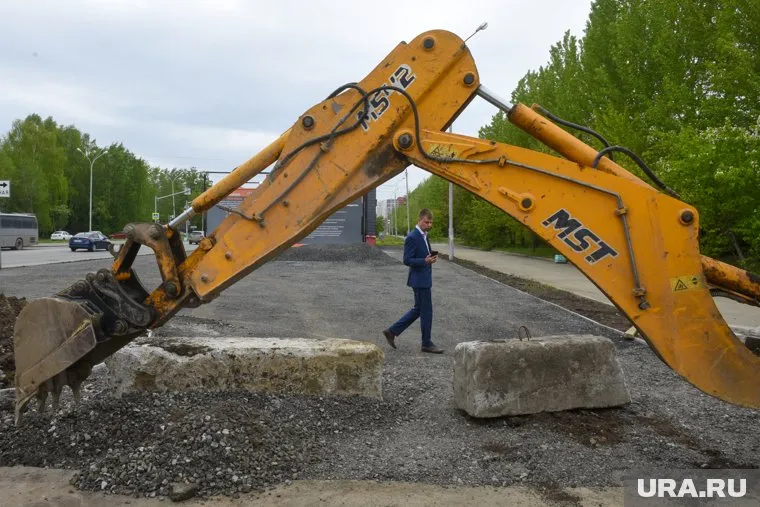 Интересы бизнесменов в споре с чиновниками защищает юридически подкованный Евгений Брекоткин, которого называют бывшим сотрудником МВД