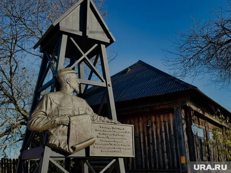 Памятный знак выполнен в виде буровой вышки с барельефом профессора Преображенского