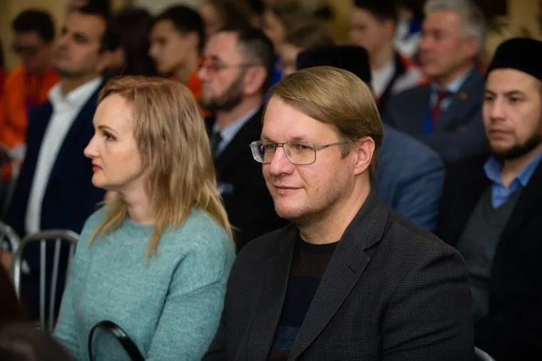 Форум общественного согласия. Пленарная сессия «Прямой разговор с Губернатором». Сургут, Логинов Эдуард