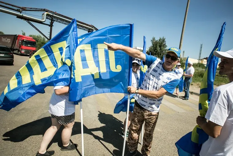 Владимир Жириновский и Павел Грудинин на сборе клубники в совхозе им. Ленина. Москва