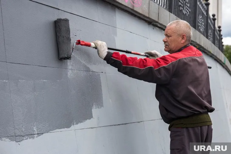 Набережную красят в более насыщенный серый цвет